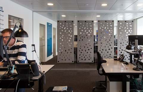 Rumafskærmning i grå filt hos Ticketmaster (1)